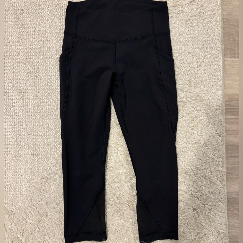 Lululemon black capri legging with pockets